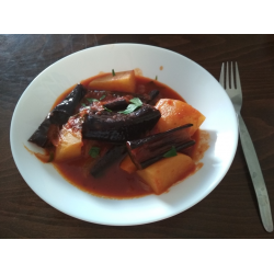 Рецепт: Тушеный картофель в томатном соусе с запеченными баклажанами