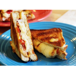 Рецепт: Горячий бутерброд с сыром и томатами