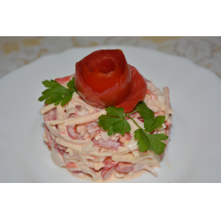 Рецепт: Салат "Красное и белое" из крабовых палочек и болгарского перца