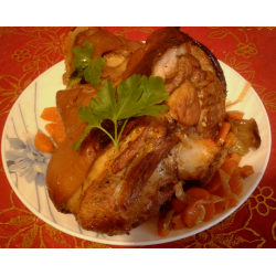 Рецепт: Свиная рулька на овощной подушке в медово-пряном маринаде