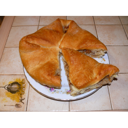 Рецепт: Мясной пирог из дрожжевого слоеного теста