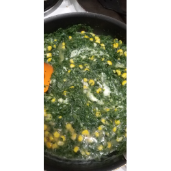 Рецепт: Жаренный шпинат с яйцом и кукурузой