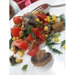 Рецепт: Салат с баклажаном, грибами, помидорами и кукурузой