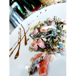 Рецепт: Салат с морской капустой, форелью и яйцом