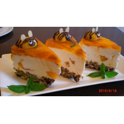 Рецепт: Муссовый абрикосовый торт "Пчелка"