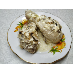 Рецепт: Куриные ножки с белыми грибами под сметанным соусом