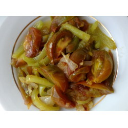 Рецепт: Теплый салат из болгарского перца, лука и помидоров