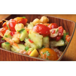 Рецепт: Салат с тунцом, нутом и овощами