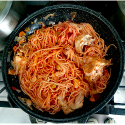 Рецепт: Спагетти с курицей в томатном соусе
