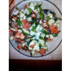Рецепт: Салат с помидорами, огурцами, луком и морской капустой