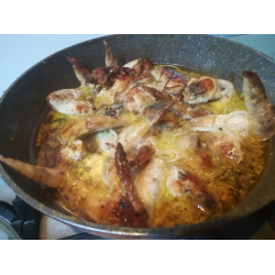 Рецепт: Крылышки с луком, маринованные в майонезе