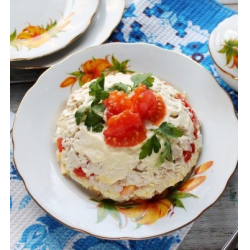 Рецепт: Слоеный салат с курицей и помидором