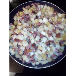 Рецепт: Копченые свиные ребрышки с картошкой и луком жареные на сковородке