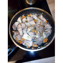 Рецепт: Тушеная свинная лопатка на сковороде