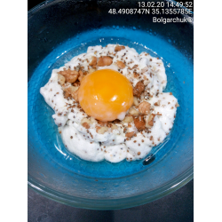 Рецепт: Яичница с взбитым белком, семенами горчицы и орехами