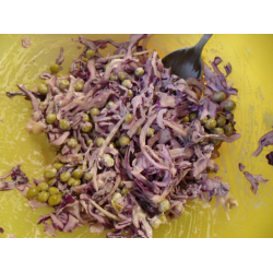 Рецепт: Салат из краснокочанной капусты с зеленым горошком