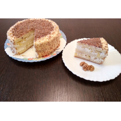 Рецепт: Бисквитный торт с ананасами, грецкими орехами и сливочным кремом