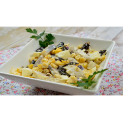 Рецепт: Салат из сельди с яйцом, черносливом и кукурузой
