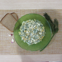 Рецепт: Салат из черемши с кукурузой