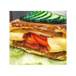 Рецепт: Омлет -сандвич с помидорами, сыром и сырокопченой колбасой