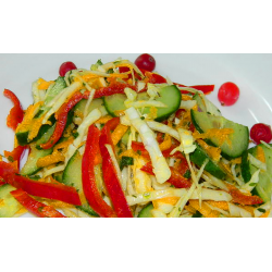 Рецепт: Овощной салат с капустой "Красавица"