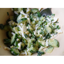 Рецепт: Салат из яйца и огурца с зеленым луком
