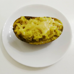 Картофель в фольге с ветчиной, сыром и чесноком