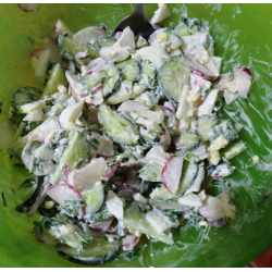 Рецепт: Летний салат с огурцом, яйцом и редисом