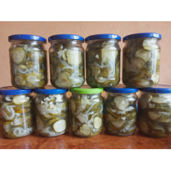 Рецепт: Консервированный салат из огурцов, лука и чеснока