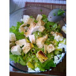 Рецепт: Салат с огурцом, авокадо, салатом и сыром