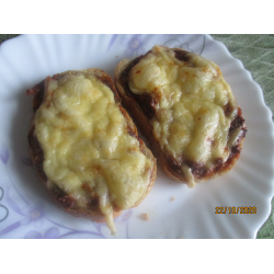 Рецепт: Горячие бутерброды с килькой в томате