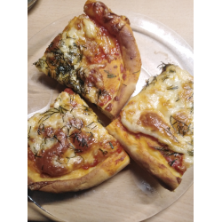 Рецепт: Пицца Четыре сыра с колбасой и соусом Пиканта