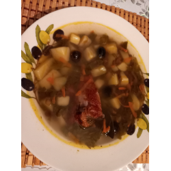 Рецепт: Суп из копченых свиных ребрышек с чечевицей и маслинами