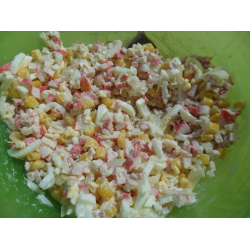 Рецепт: Салат из крабовых палочек с кукурузой и яйцом