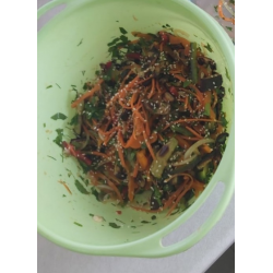 Рецепт: Салат "Солнце Сеула" из овощей с огорода
