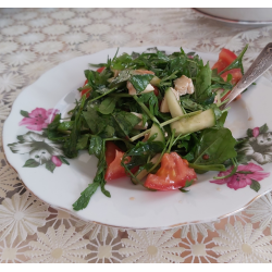 Рецепт: Легкий овощной салат с камембером и пикантной заправкой