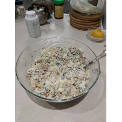 Рецепт: Вкусный салат с кальмарами и красным луком