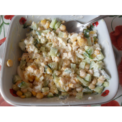 Рецепт: Салат из огурца с яйцом и кукурузой