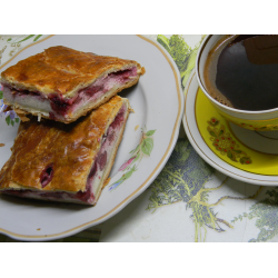 Рецепт: Пирог из слоеного теста с творогом и свежими ягодами