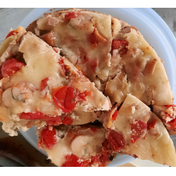 Рецепт: Пицца на сковородке с помидорами и сосисками
