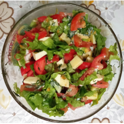 Рецепт: Салат с помидорами, сыром и брынзой