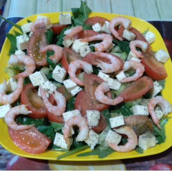 Рецепт: Салат из зелени, сыра, с креветками