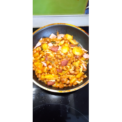 Рецепт: Картофель с луком, морковкой и фасолью жареная на сковороде