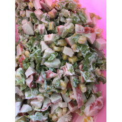 Рецепт: Салат с крабовыми мясом, кукурузой и листьями салата