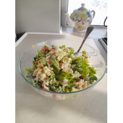 Рецепт: Сытный салат с крабовыми палочками, соленым сыром и греческим йогуртом