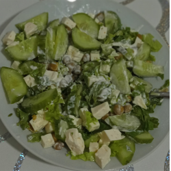 Рецепт: Салат из огурцов, горошка и салата