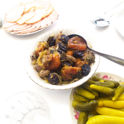 Рецепт: Салат с потрошками и сухофруктами "Хаву мач"