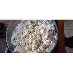 Рецепт: Салат с огурцом, горошком, вареной колбасой и вареным яйцом