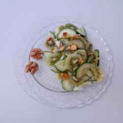 Рецепт: Салат "Весенний вечер" из киви и огурца с орешками