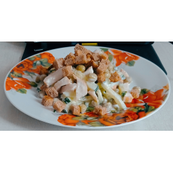 Рецепт: Салат со свежими огурцами, зеленым горошком и куриным филе